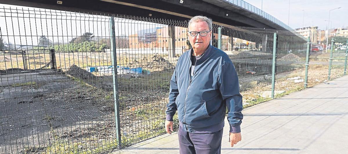 Juan Manuel Barrios, con el viaducto de Carlos Marx detrás.
