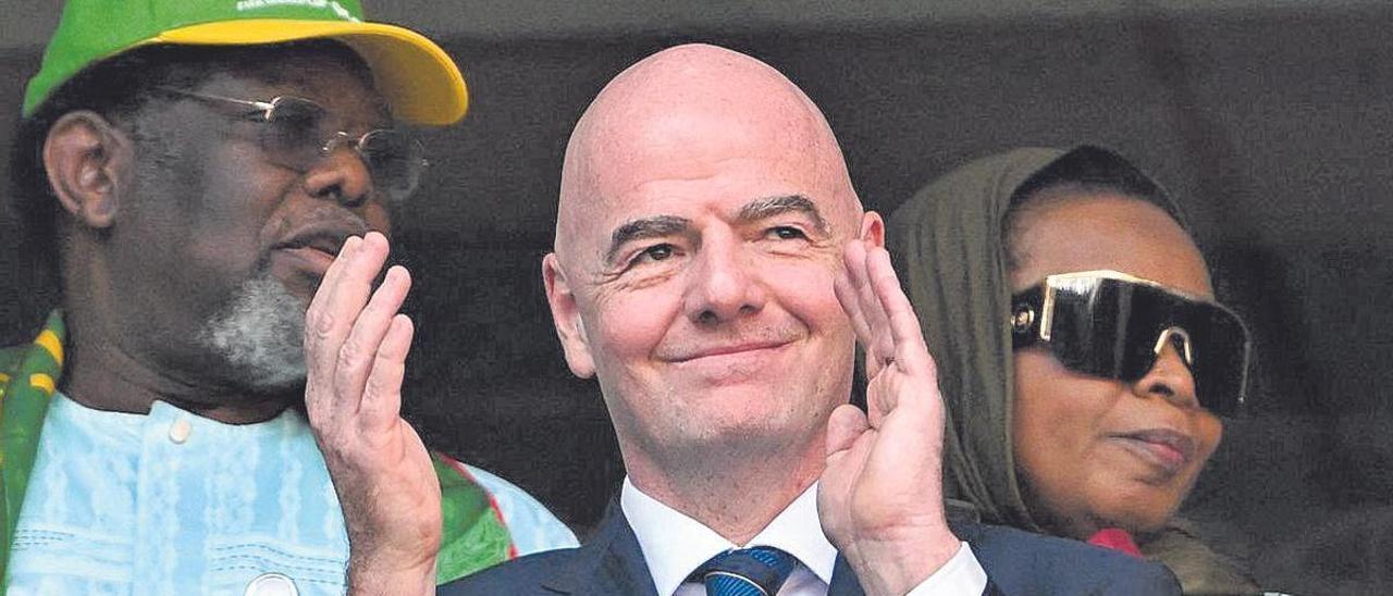 Giovanni Infantino aplaude a los jugadores de Suiza y Camerún antes del encuentro disputado el pasado jueves.