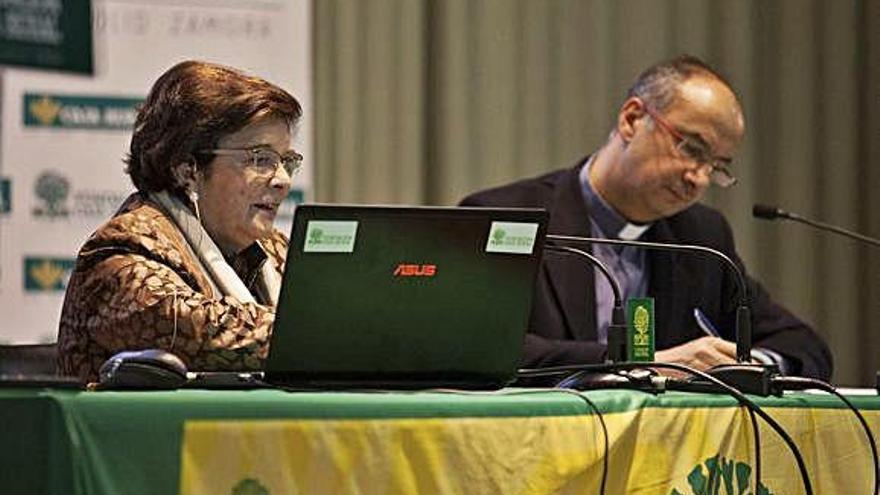 Natalia López en el paraninfo del Colegio Universitario.