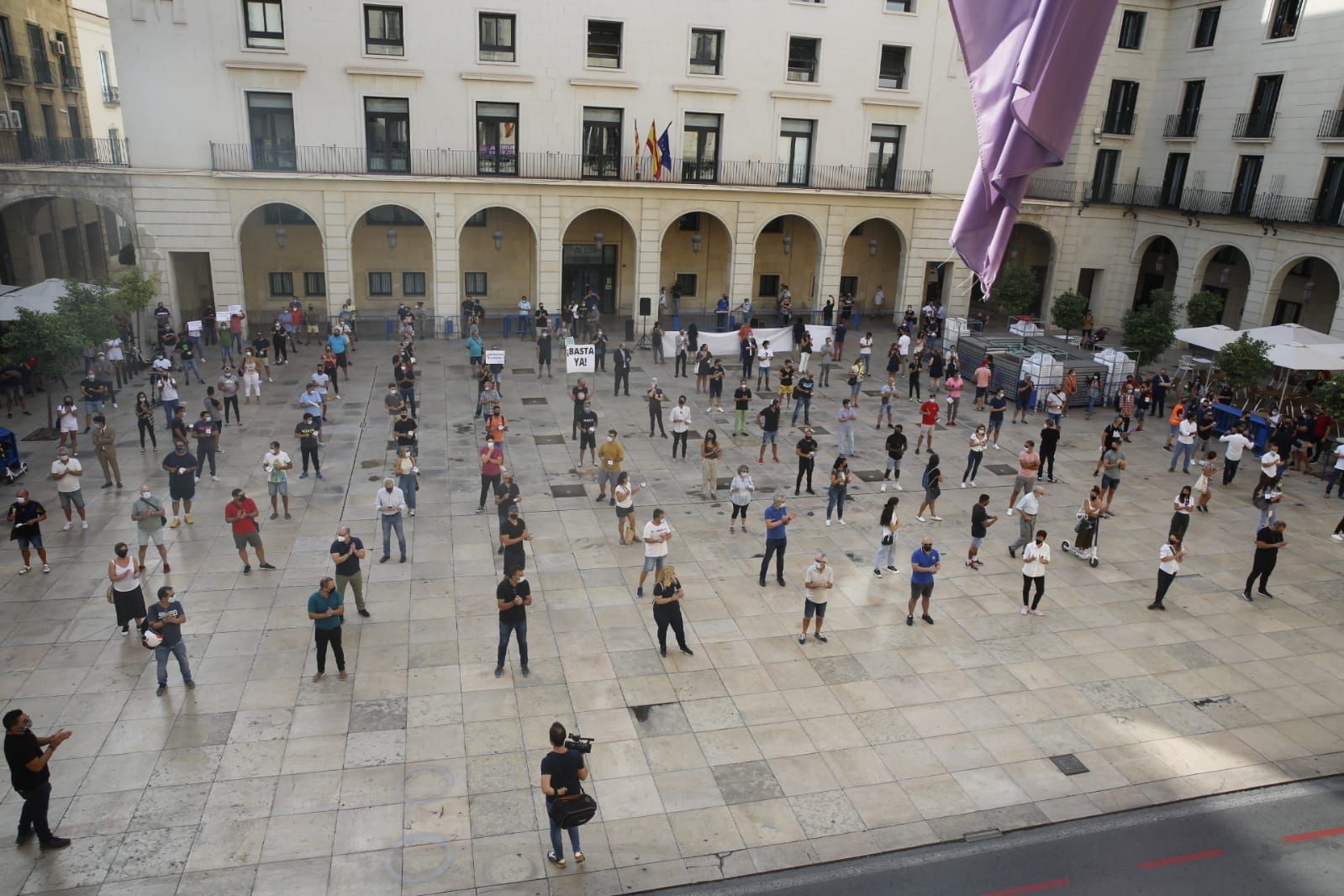 El sector de la Hostelería protesta frente al Ayuntamiento de Alicante