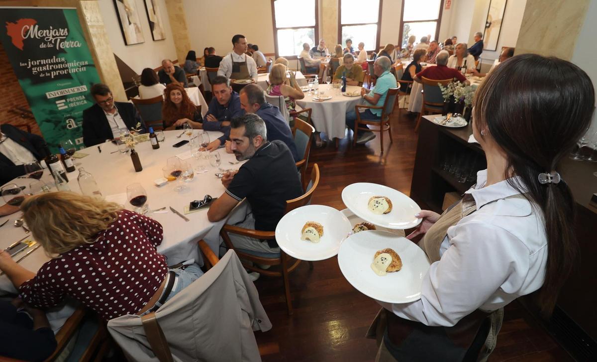 El restaurante Cassana, en Castalla, durante el pase de uno de los platos principales,  Wellington de vaca, queso de cabra y foie sobre cama de verduritas.