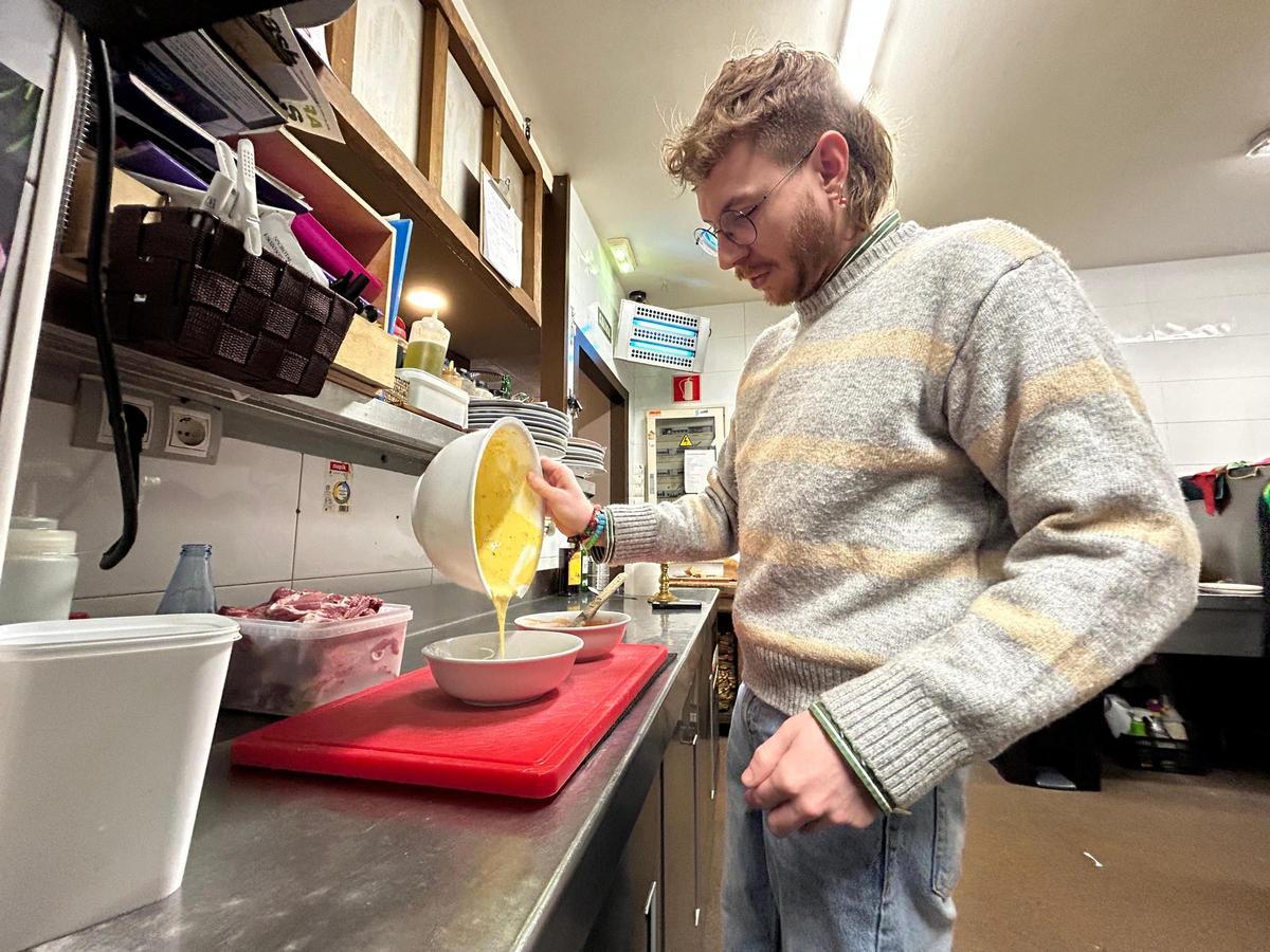 EN IMÁGENES: El restaurante Feudo Real de Grado presenta su trampantojo de donut para el certamen de Afuega'l Pitu