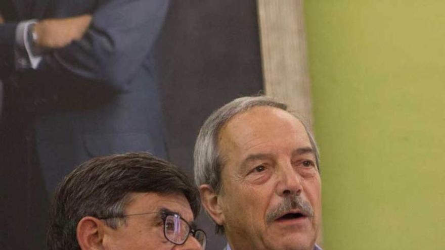 Roberto Sánchez Ramos y Wenceslao López, durante un Pleno.