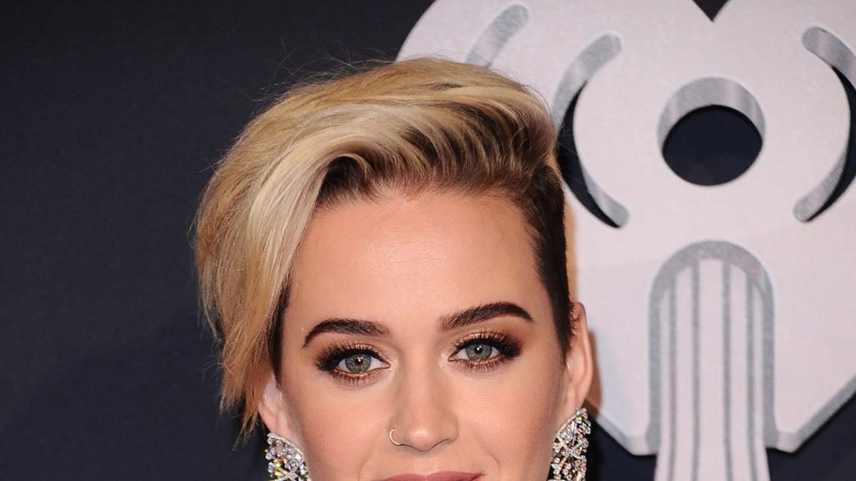 Katy Perry estrena nuevo look en la red carpet de los iHeartRadio Musica Awards