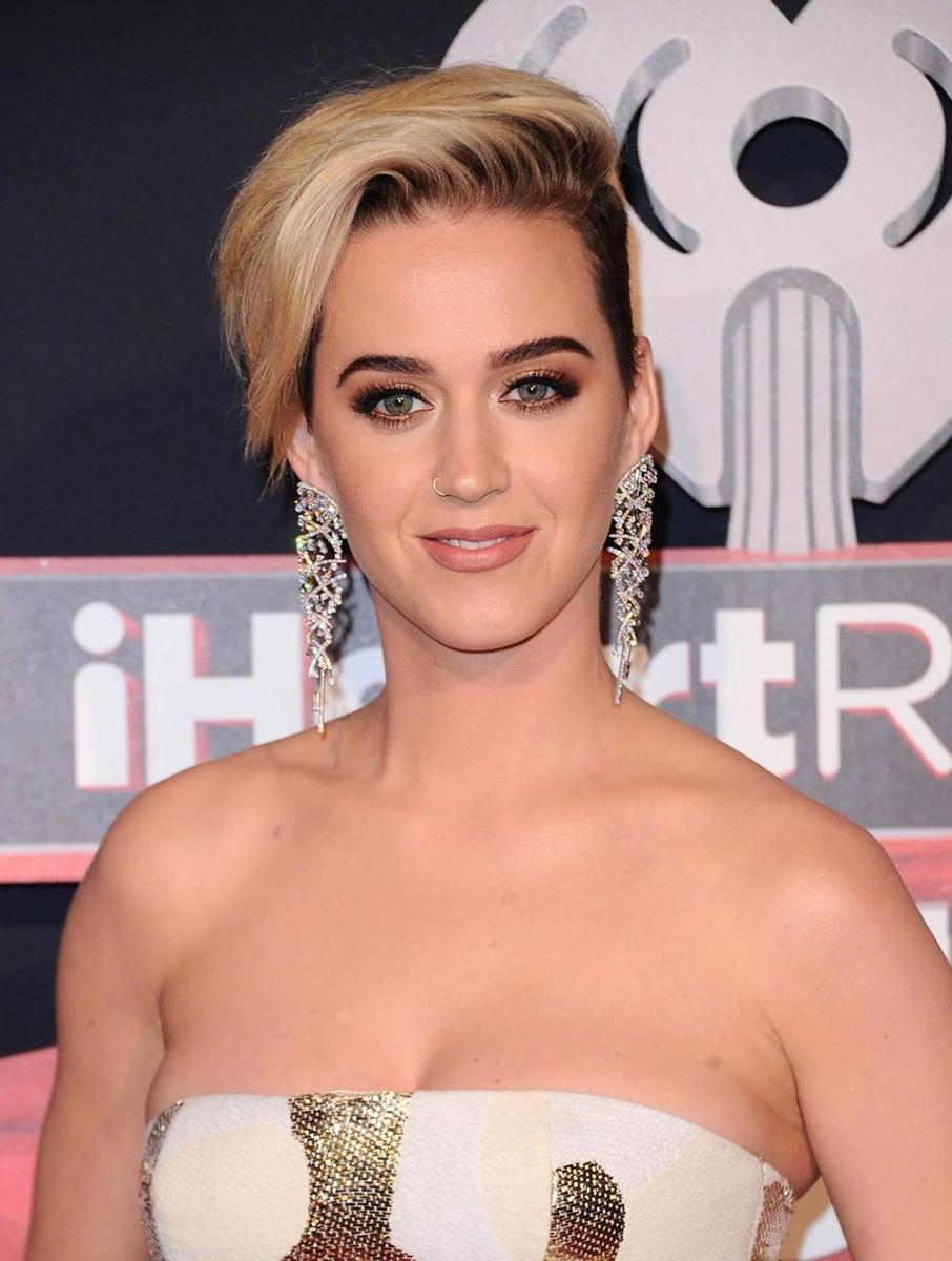 Katy Perry estrena nuevo look en la red carpet de los iHeartRadio Musica Awards