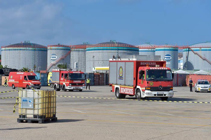 Simulacro de incendio en un barco, en las ...