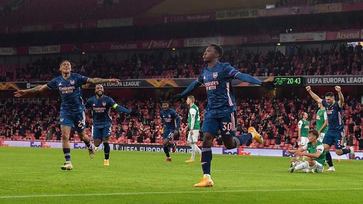 Los jugadores del Arsenal celebran un gol ante el Rapid Viena con espectadores en la grada.