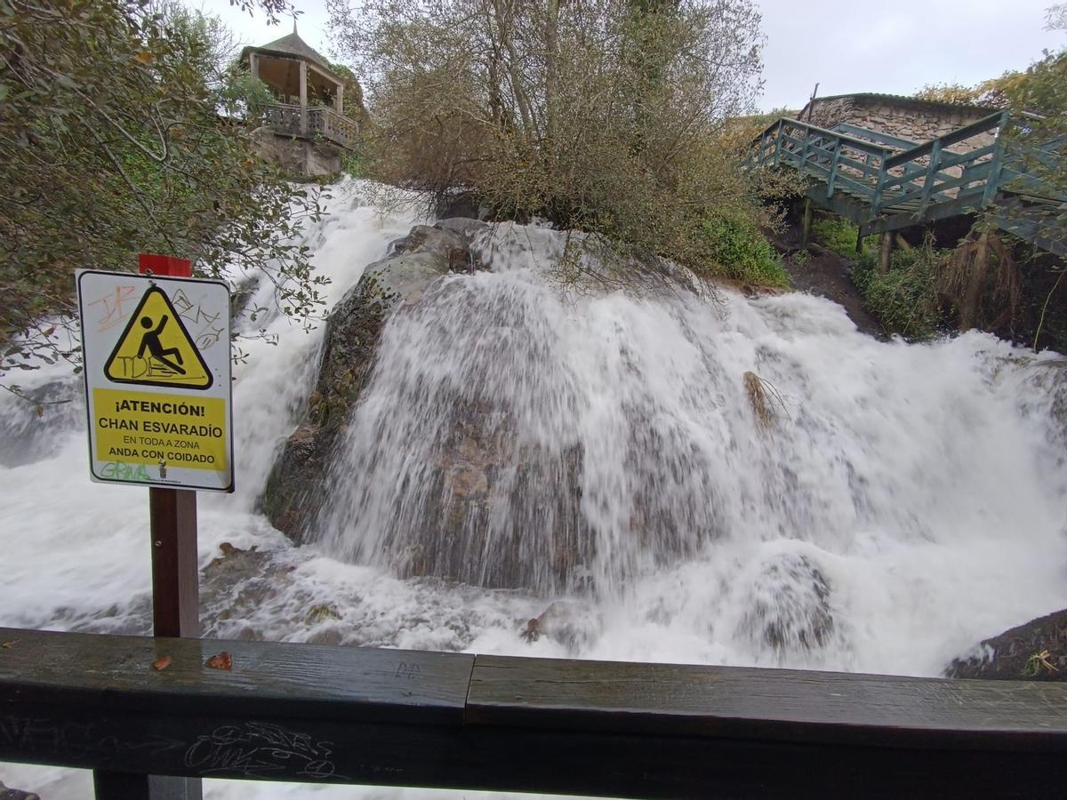 Señal de precaución en la fervenza de A Feixa, en Reboreda (Redondela). Cascada. 23 noviembre 2022. Antonio Pinacho