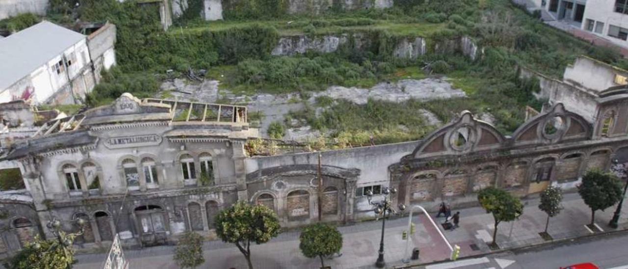 Panorámica del solar que preside la fachada de La Metalúrgica en la avenida de García Barbón. // José Lores