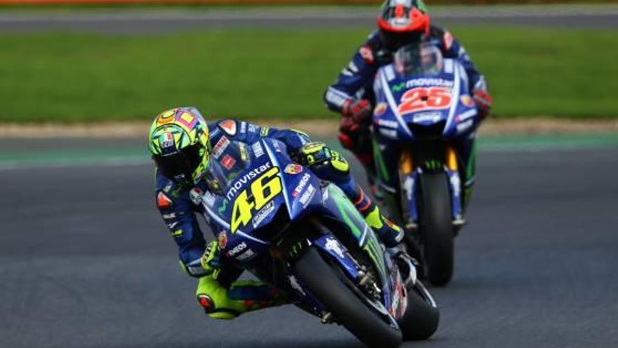 Maverick Viñales, rere Valentino Rossi, en la sessió qualificatòria a Silverstone.