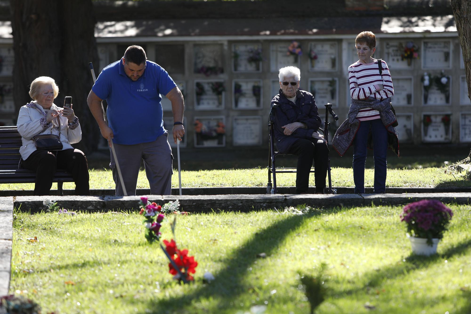 La celebración del día de Todos los Santos en el cementerio El Salvador de Oviedo.