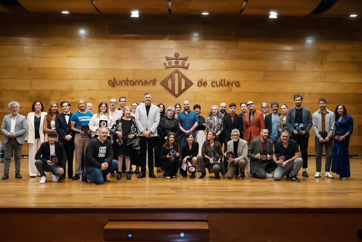 Foto de grupo al final de la gala de clausura con organizadores, autoridades y premiados.
