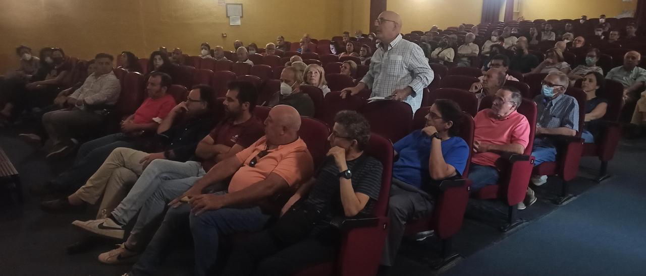 Asistentes a la asamblea de la asociación de vecinos Crisaras el pasado lunes.