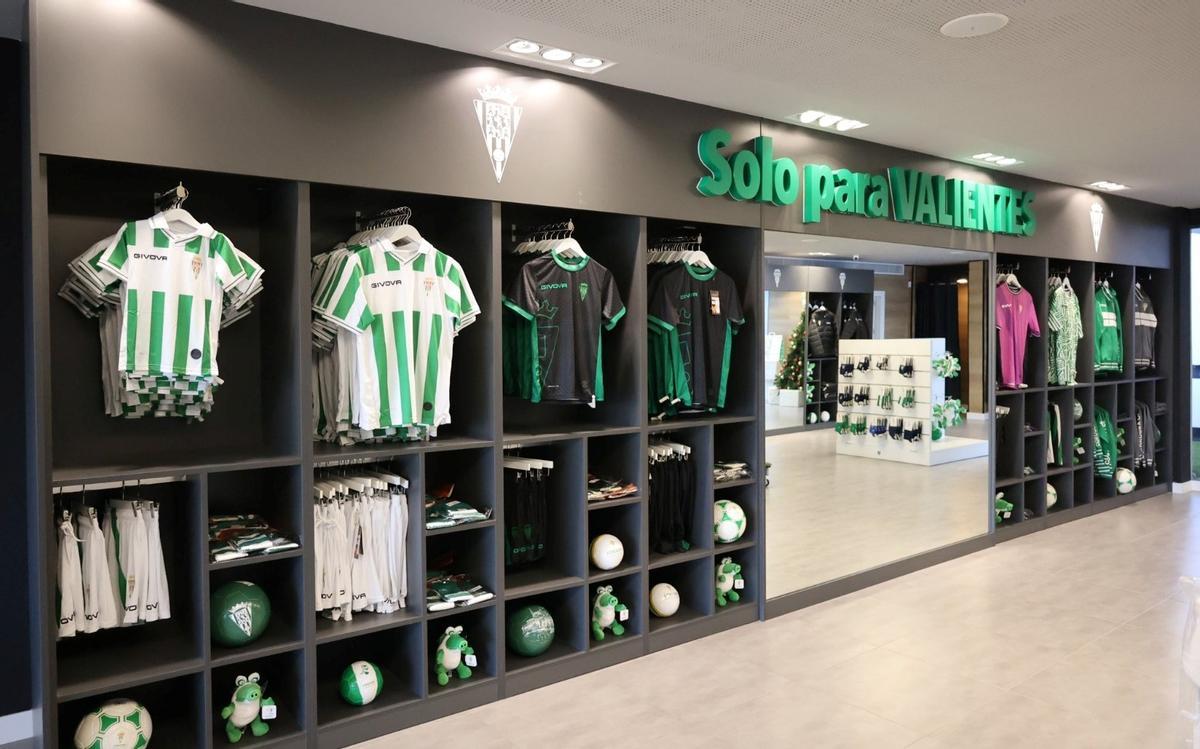 Ropa oficial del Córdoba CF en la tienda que el club posee en El Arcángel.