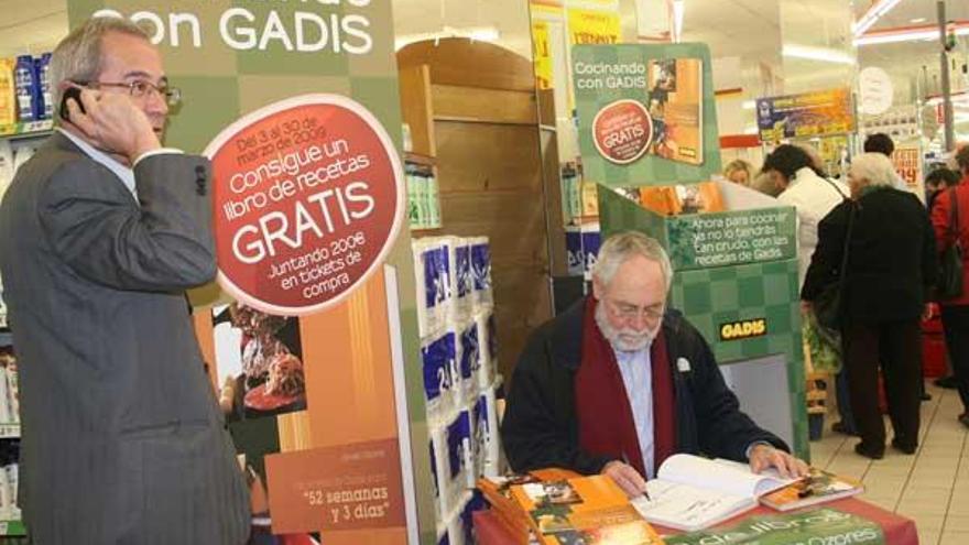 Javier Ozores firmó ayer en Gadis ejemplares de su libro.