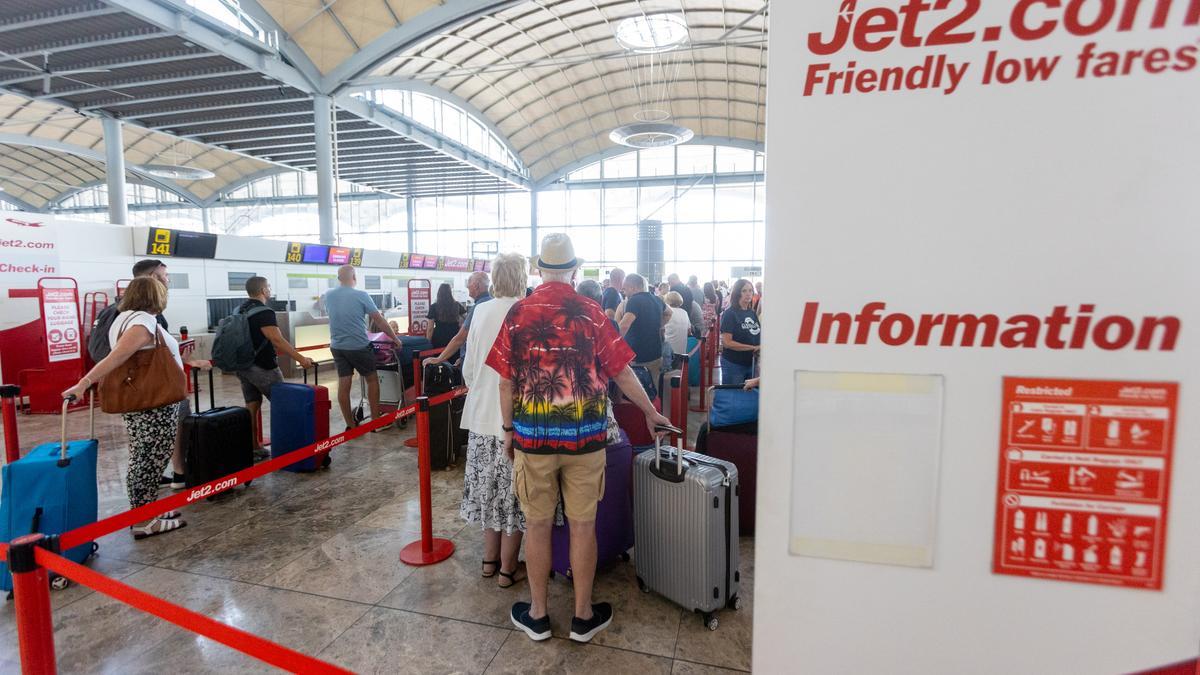 Imagen de archivo de las ventanillas de facturación de la aerolína Jet2.com en el aeropuerto Alicante-Elche.