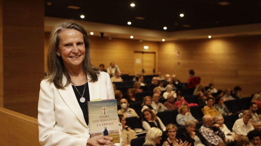 Isabel San Sebastián analiza en La Coruña la literatura asociada al Camino de Santiago