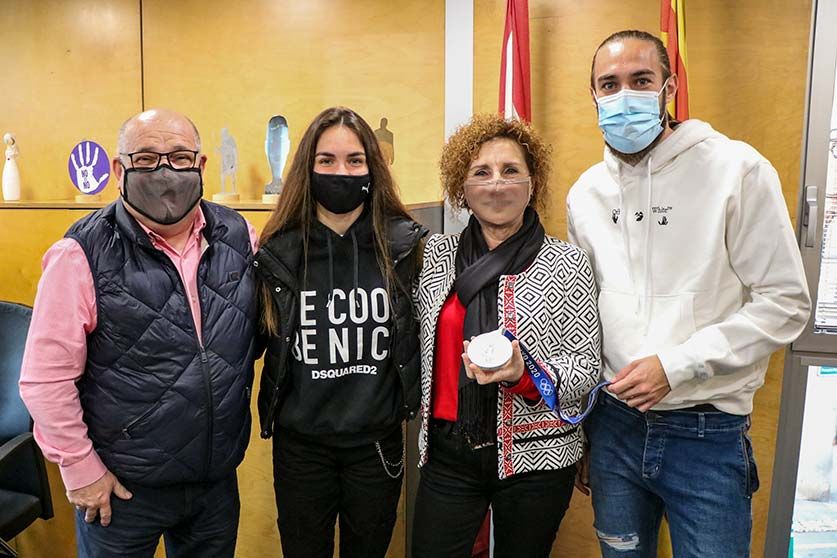 Los hermanos Mingueza junto con la alcaldesa y el regidor de deportes