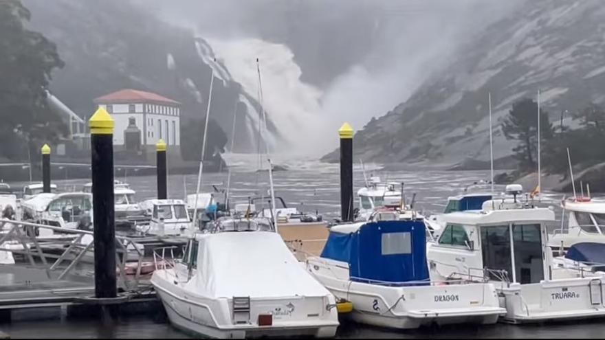 Imagen que ofrecía este martes la cascada de O Ézaro.