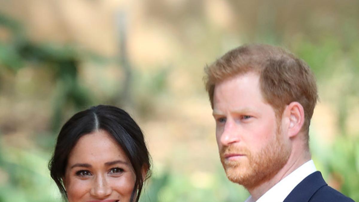 El príncipe Harry y Meghan Markle con vestido trench sin mangas en África