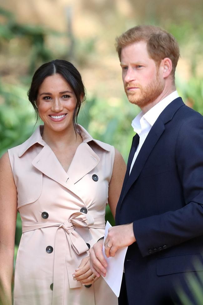 El príncipe Harry y Meghan Markle con vestido trench sin mangas en África