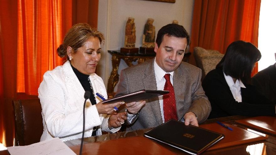 La alcaldesa y el rector de la Universidad de Salamanca, ayer, en la firma del convenio