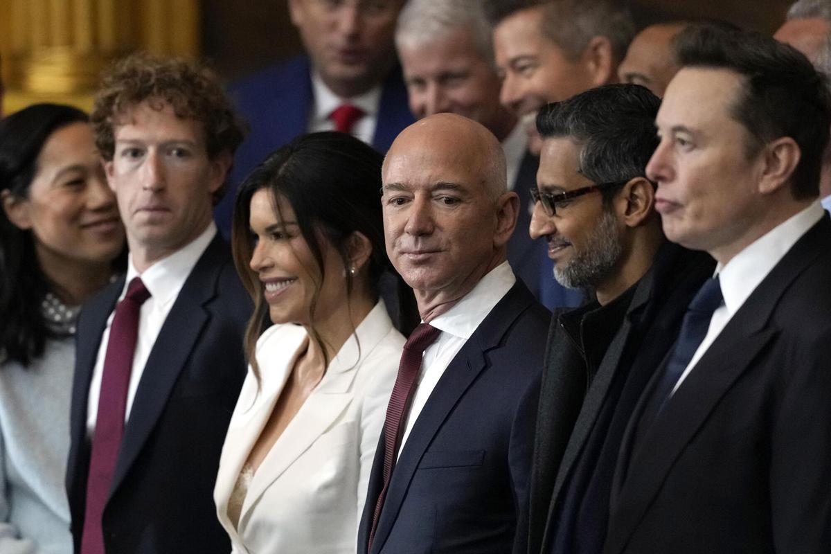 Desde la izquierda el presidente de Meta y Facebook, Mark Zuckerberg, Lauren Sánchez, el fundador de Amazon, Jeff Bezos, el director ejecutivo de Google, Sundar Pichai, y el consejero delegado de Tesla y SpaceX, Elon Musk, asisten a la ceremonia de investidura del presidente electo de EEUU Donal Trump en Washington.
