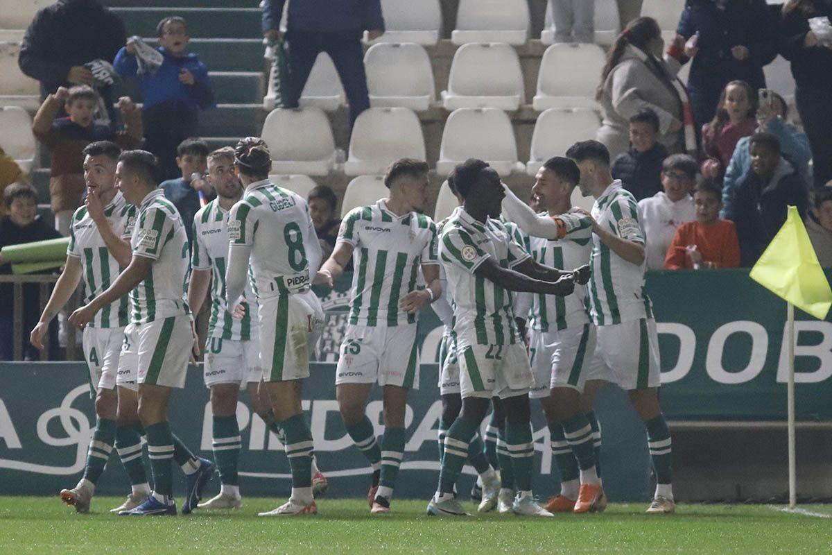 Los futbolistas del Córdoba CF celebran uno de sus goles frente al Antequera, en el último partido en El Arcángel.