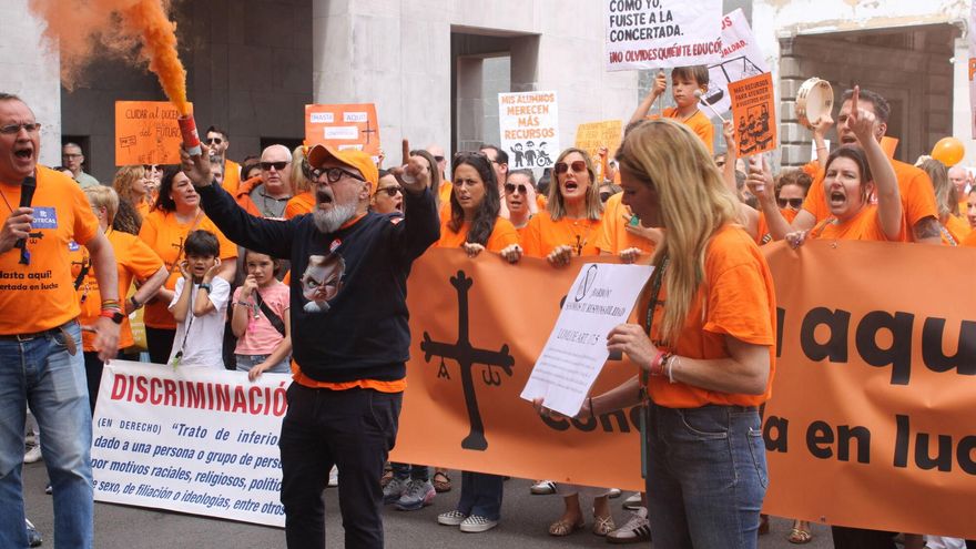 EN IMÁGENES: Así fue la multitudinaria marcha naranja de la concertada en Asturias