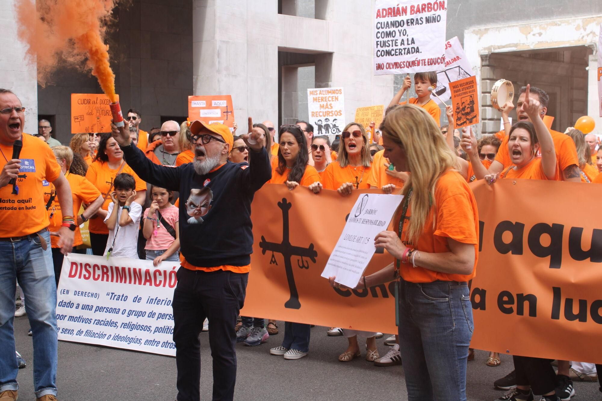 Así fue la multitudinaria marcha naranja de la concertada en Asturias