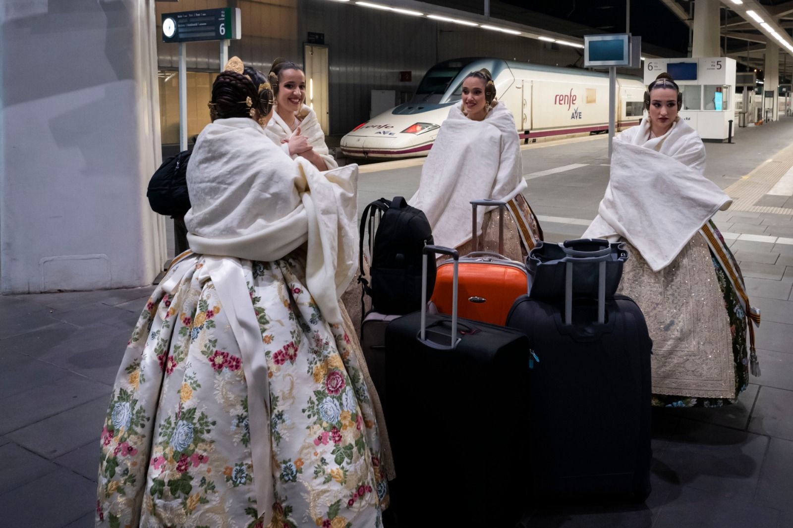 La Fallera Mayor de València y su corte, camino de Madrid