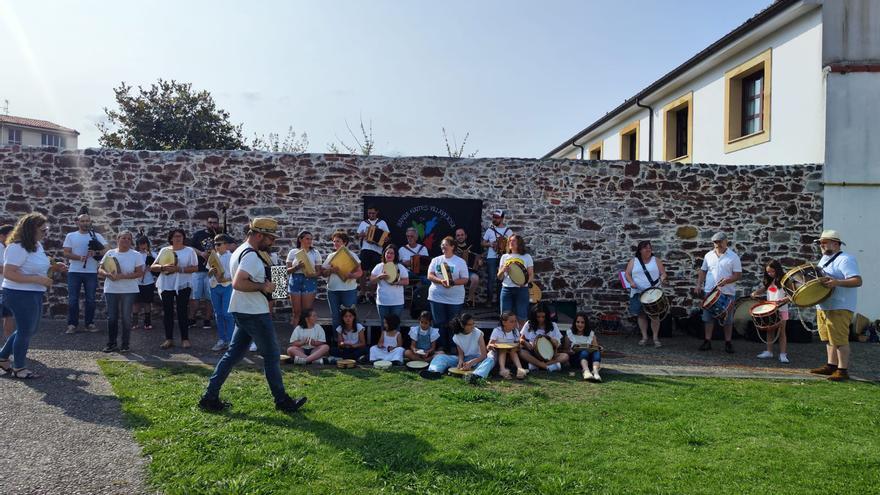 Los ritmos asturianos toman las calles de Villaviciosa: la escuela de música tradicional celebró el fin de curso