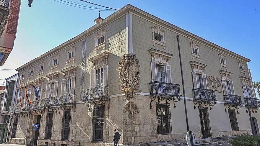 Fachada del Ayuntamiento de Orihuela.  | TONY SEVILLA