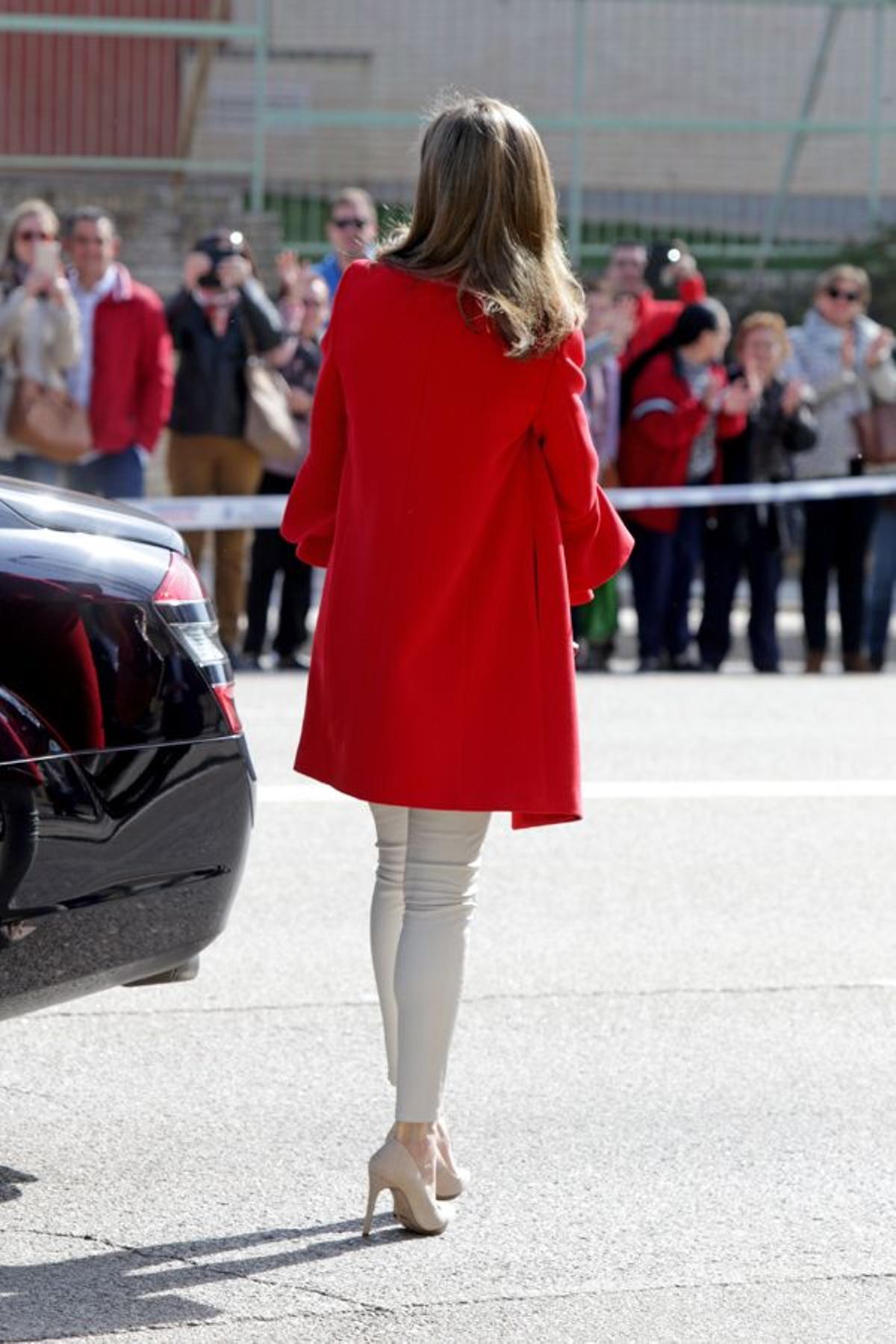 Letizia Ortiz con abrigo rojo de Zara