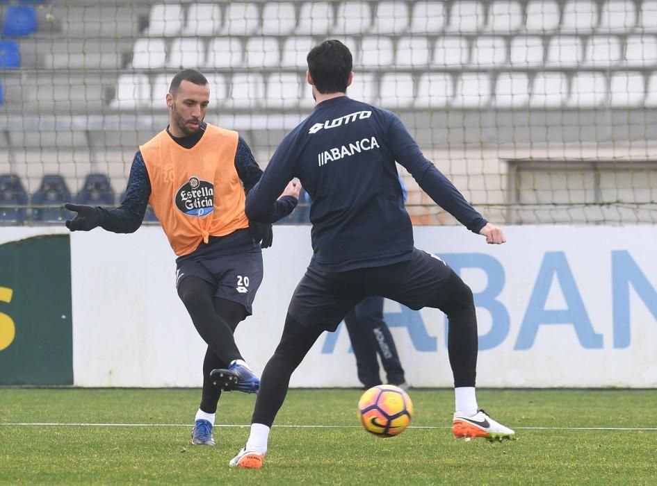 El equipo ensaya la salida de balón, centros, remates y despejes, y transiciones defensa-ataque y ataque-defensa.