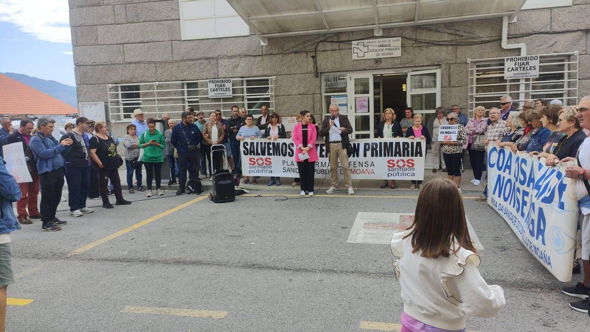 Leticia Santos y Gabriel Ferral en una de las protestas por las urgencias.