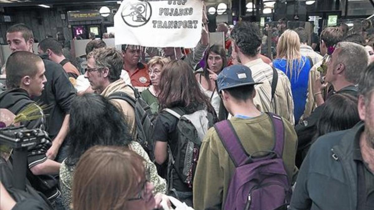 Miembros de Stop Pujades, ayer, en el vestíbulo de la línea 3 de la parada de metro de Catalunya.