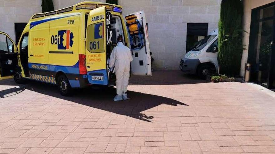 Técnicos sanitarios de una ambulancia, ayer, trasladando al hospital a un usuario de Aldán. // G. Núñez