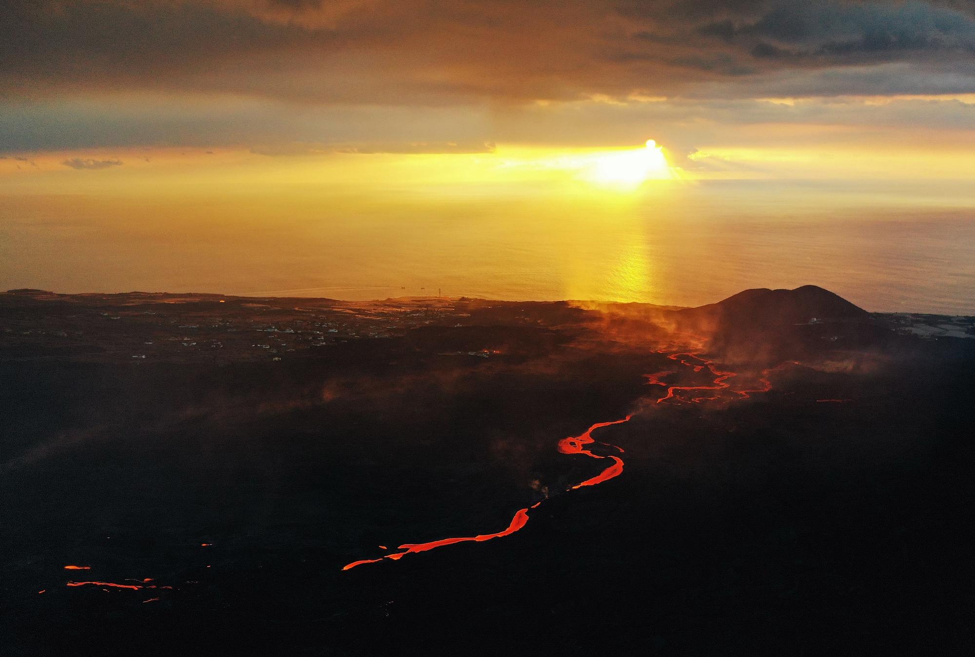 El volcán de Cumbre Vieja en La Palma este domingo a vista de dron.