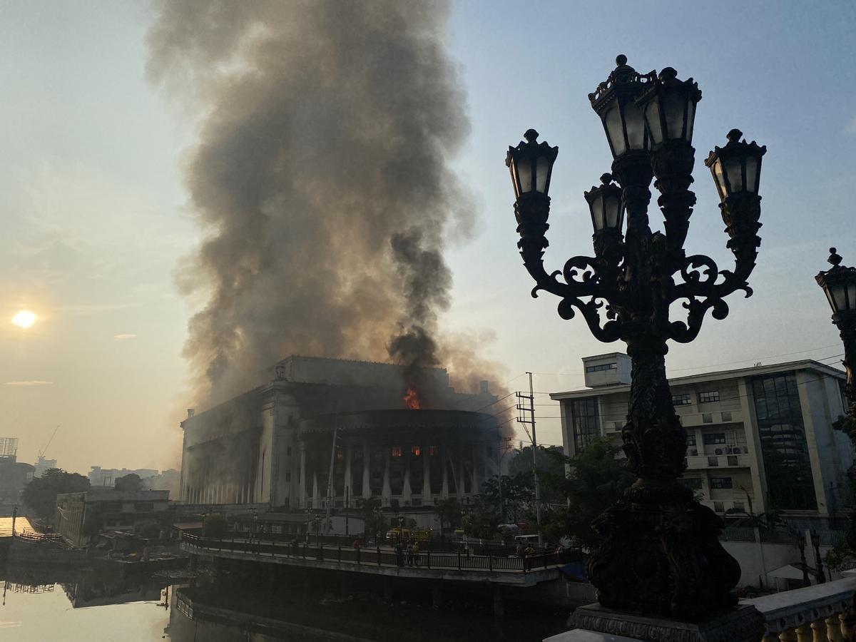 Espectacular incencio en la histórica oficina de Correos de Manila