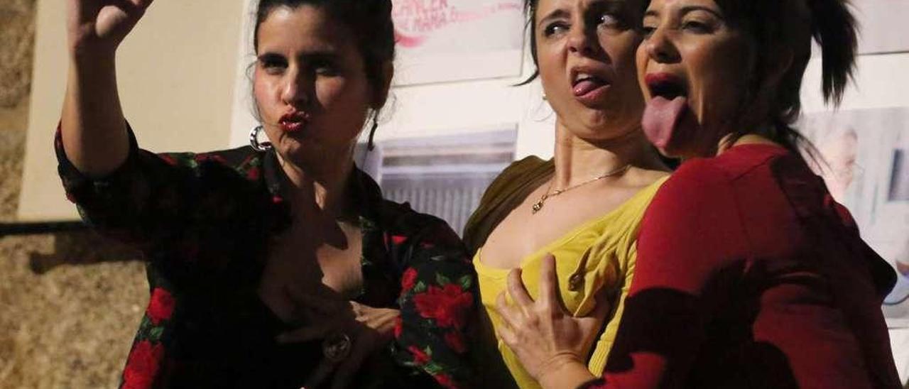 Las actrices Rocío Romero, Déborah Vukusic y Arantxa Treus, durante una representación de &quot;No es país para coños&quot; en O Grove. // Miguel Muñiz