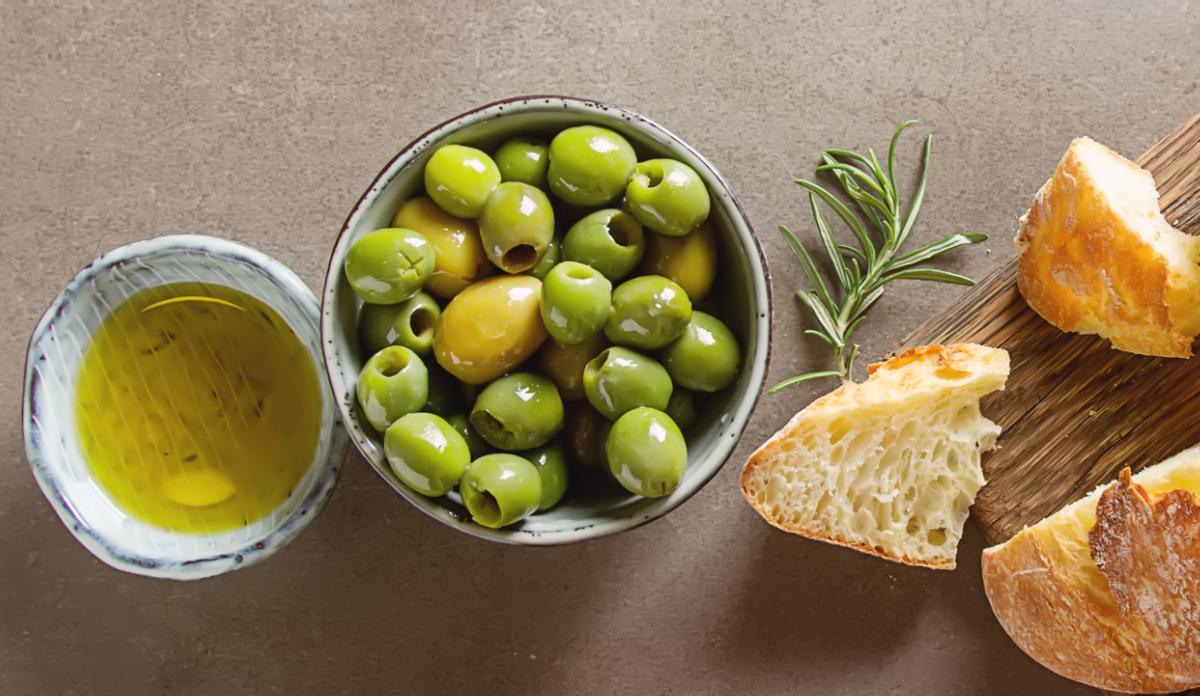 Pan, aceite y aceitunas.