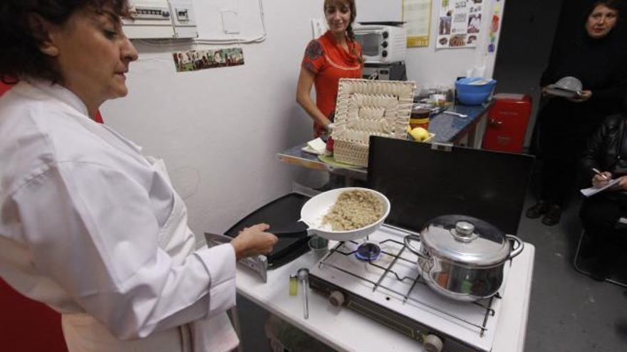 Delicias en un taller de cocina solidario