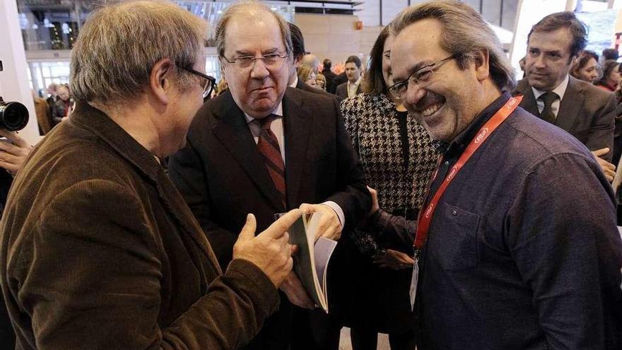 Strieder y Guarido charlan con Herrera durante la visita a Fitur de este año.