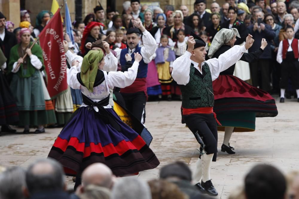 Folclore en la plaza del Ayuntamiento de Oviedo