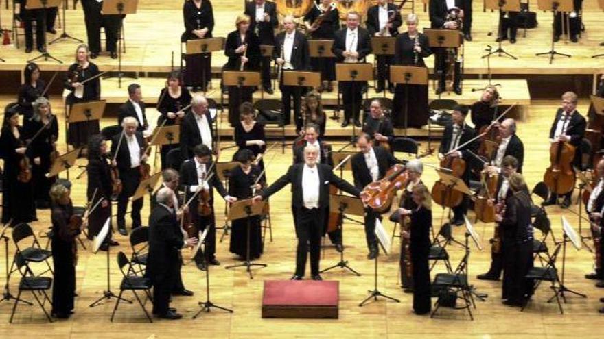 Kurt Masur saluda al público de Oviedo en 2001 tras dirigir a la Filarmónica de Nueva York.