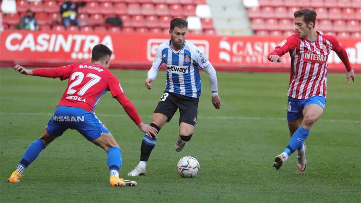 Acción del Sporting-Espanyol de 2021 con Embarba como goleador y Gragera como sportinguista