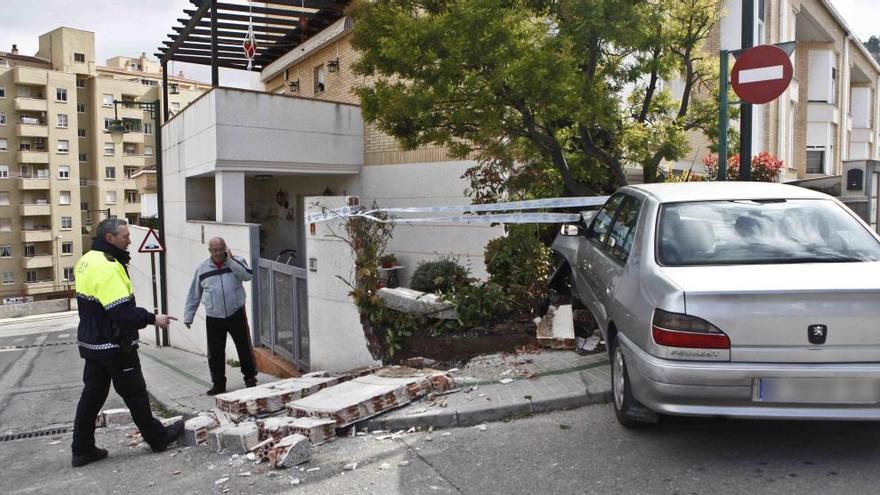 El vehículo ha derribado el muro de la vivienda unifamiliar.