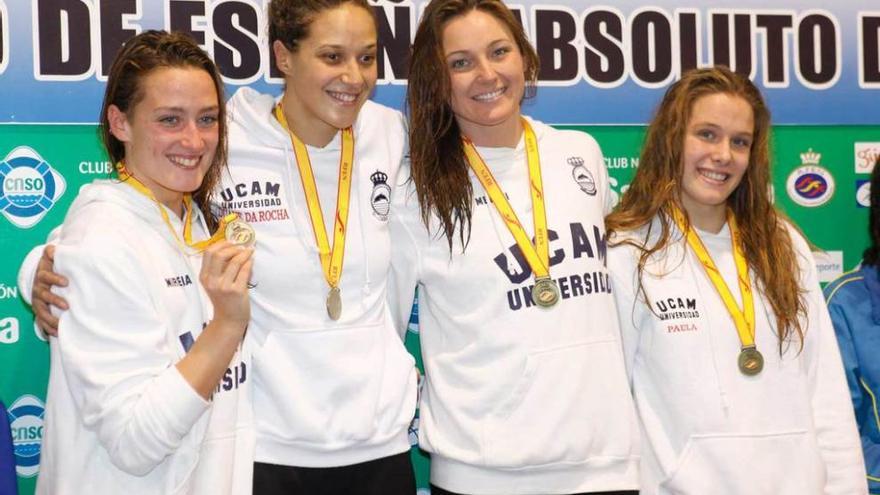 Mireia Belmonte, Duane Da Rocha, Melani Costa y Paula Sandoval con la medalla de oro del 4x100 estilos.