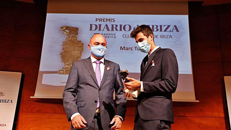 Marc Tur recoge el Premio Diario de Ibiza al Personaje del Año de manos del presidente del Consell de Ibiza, Vicent Marí.  JUAN A. RIERA